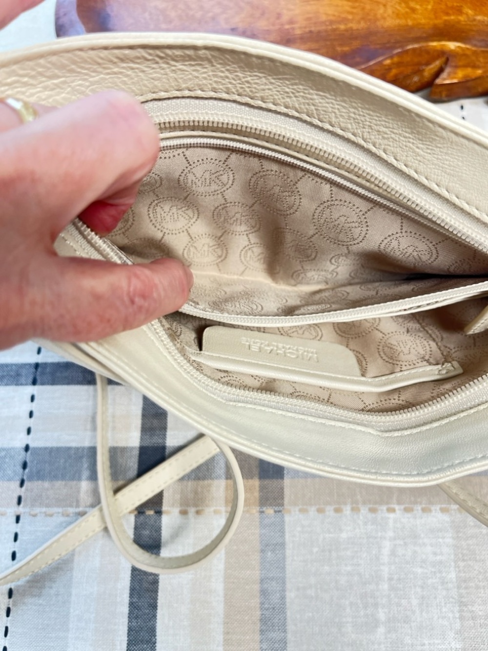 MICHAEL Michael Kors, EUC, Cream Ruched Leather Crossbody, tags inside - Picture 12 of 14